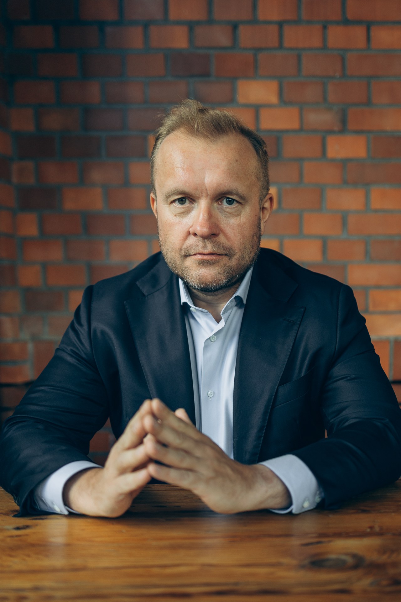 Marcin Górski przy stole podczas rozmowy
